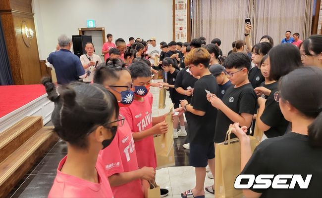 선물을 교환하고 있는 서울 금동초등학교와 대만 셴동초등학교 학생들. /OSEN DB