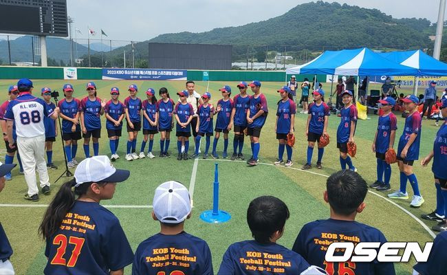 경기 종료 후 인사를 하는 일본 아이치현 연합과 대만 신룽초등학교. /OSEN DB