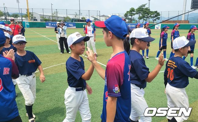 경기 후 하이파이브를 하는 일본 아이치현 연합팀과 대만 신룽초등학교. /OSEN DB