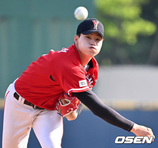 [OSEN=목동, 민경훈 기자] 마산용마고 장현석이 힘차게 공을 뿌리고 있다. 2023.07.19 / rumi@osen.co.kr