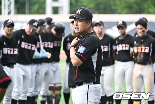 [OSEN=박준형 기자] 경북고가 ‘국민타자’ 이승엽 시절 이후 처음으로 청룡기 대회 정상에 올랐다.경북고는 27일 목동구장에서 열린 제78회 청룡기 전국고교야구선수권 대회 겸 주말리그 왕중왕전 물금고와 결승전에서 4-1로 이겼다. 선발 이승헌의 호투, 전미르의 1회 결승타를 앞세워 1993년 이후 30년 만에 우승을 차지했다.물금고 강승영 감독이 선수들을 독려하고 있다. 2023.07.27  / soul1014@osen.co.kr