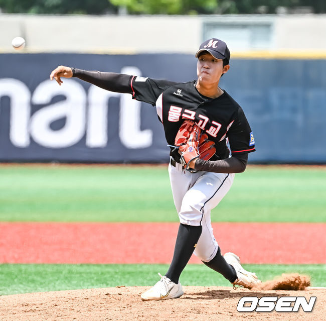 [OSEN=박준형 기자] 27일 오후 서울 목동구장에서 제78회 청룡기 전국 고교야구선수권대회 겸 주말리그 왕중왕전 경북고와 물금고의 결승전이 진행됐다.1회말 물금고 선발투수 배강헌이 역투하고 있다.  2023.07.27  / soul1014@osen.co.kr
