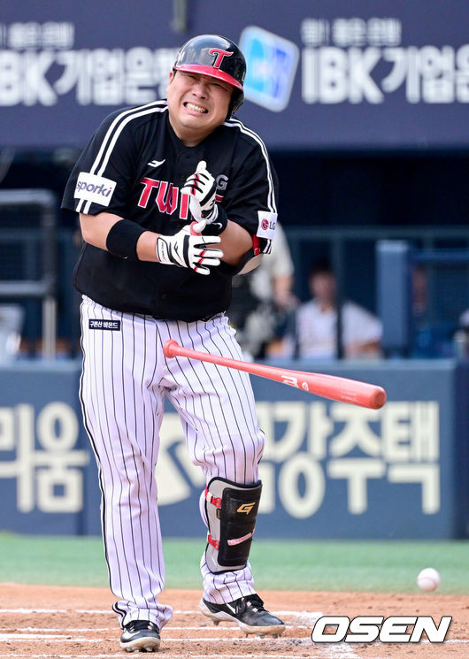 [OSEN=잠실, 최규한 기자] 30일 오후 서울 잠실야구장에서 ‘2023 신한은행 SOL KBO리그’ 두산 베어스와 LG 트윈스의 경기가 열렸다. 2회초 무사 선두타자로 나선 LG 허도환이 두산 선발 브랜든의 공에 몸을 맞고 고통스러워하고 있다. 2023.07.30 / dreamer@osen.co.kr