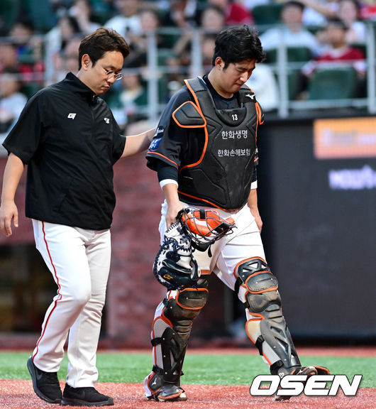 [OSEN=인천, 최규한 기자] SSG 에레디아 타석 때 배트에 손등을 맞은 한화 포수 최재훈이 부상으로 교체되고 있다. 2023.07.29 / dreamer@osen.co.kr