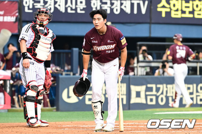 [OSEN=잠실, 조은정 기자] 1일 오후 서울 잠실야구장에서 ‘2023 신한은행 SOL KBO리그’ LG 트윈스와 키움 히어로즈의 경기가 열렸다.2회초 1사 키움 이주형이 LG 더그아웃을 향해 인사하고 있다. 2023.08.01 /cej@osen.co.kr