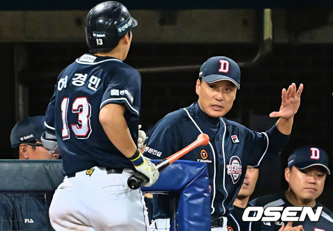 [OSEN=포항, 이석우 기자] 두산 이승엽 감독이 9회초 좌월 솔로 홈런을 친 허경민을 반기고 있다. 2023.07.06 / foto0307@osen.co.kr