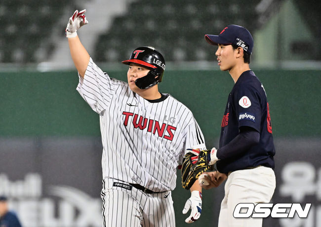 [OSEN=부산, 이석우 기자] 14일 부산 사직구장에서 2023 신한은행 SOL KBO 퓨처스 올스타전 남부(상무·NC·삼성·롯데·KT·KIA)와 북부(한화·LG·고양(히어로즈)·SSG·두산)리그의 경기가 열렸다. 북부리그 올스타 LG 김범준이 7회말 1타점 적시타를 치고 기뻐하고 있다. 2023.07.14 / foto0307@osen.co.kr
