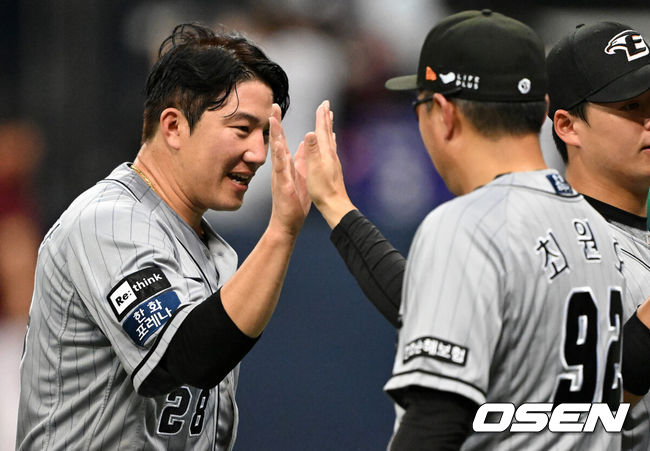 [OSEN=이대선 기자] 한화 장시환이 최원호 감독과 승리의 기쁨을 나누고 있다. 2023.07.26 /sunday@osen.co.kr