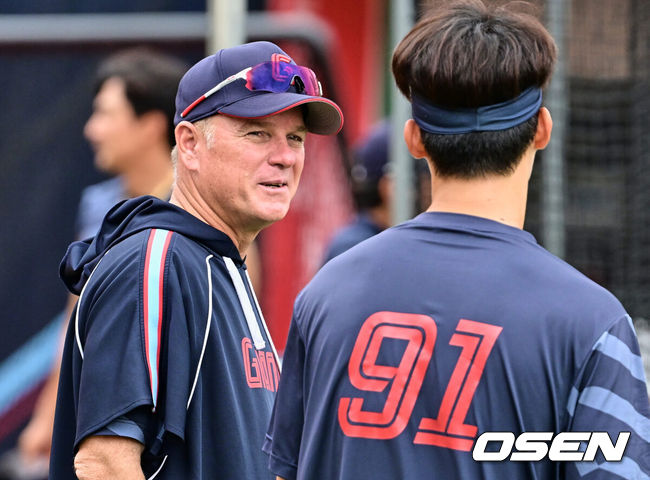 롯데 서튼 감독과 윤동희 /OSEN DB