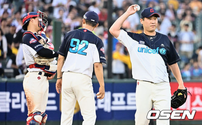 [OSEN=부산, 이석우 기자] 9일 부산 사직구장에서 2023 신한은행 SOL KBO리그 롯데 자이언츠와 LG 트윈스의 경기가 열렸다. 롯데 자이언츠 이인복이 6회초 교체되고 있다. 2023.07.09 / foto0307@osen.co.kr