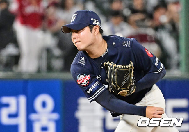 [OSEN=부산, 이석우 기자] 4일 부산 사직구장에서 2023 신한은행 SOL KBO리그 롯데 자이언츠와 SSG 랜더스의 경기가 열렸다. 롯데 자이언츠 정성종이 역투하고 있다. 2023.08.04 / foto0307@osen.co.kr