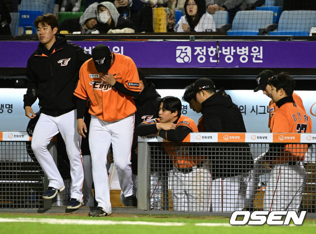 [OSEN=지형준 기자] 한화 선수들이 패배를 아쉬워하고 있다. 2023.04.08 /jpnews@osen.co.kr
