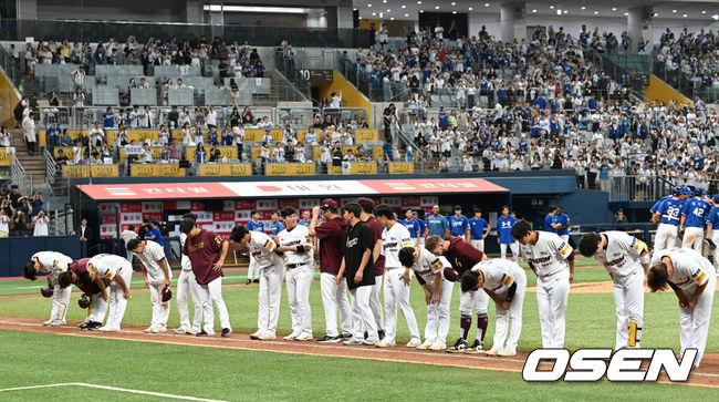 [OSEN=이대선 기자] 패배한 키움 선수들이 관중석을 향해 인사를 하고 있다. 2023.07.29 /sunday@osen.co.kr