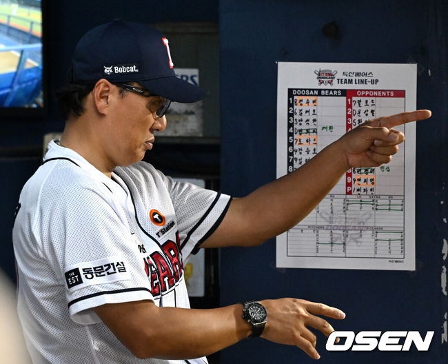 [OSEN=잠실, 이대선 기자] 5일 오후 서울 잠실야구장에서 ‘2023 신한은행 SOL KBO리그’ 두산 베어스와 KT 위즈의 경기가 열렸다.7회말 두산 이승엽 감독이 작전을 지시하고 있다. 2023.08.05 /sunday@osen.co.kr