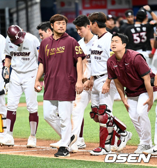 [OSEN=고척, 민경훈 기자] 패배한 키움 선수들이 아쉬워하고 있다. 2023.07.12 /rumi@osen.co.kr