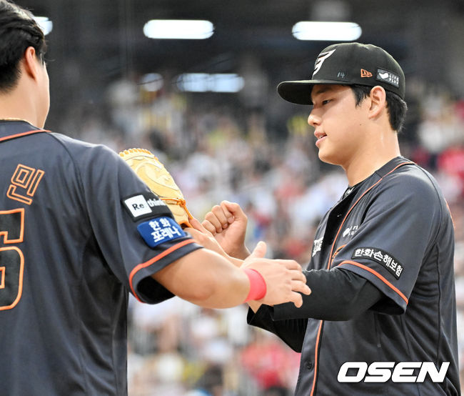 [OSEN=광주, 민경훈 기자] 6일 오후 광주-기아챔피언스필드에서 ‘2023 신한은행 SOL KBO리그’ KIA 타이거즈와 한화 이글스 경기가 열렸다.6회말 1사 주자 1루 KIA 최형우 타석에서 한화 선발 문동주가 마운드를 내려간 후 덕아웃에서 하이파이브를 하고 있다. 2023.08.06 / rumi@osen.co.kr