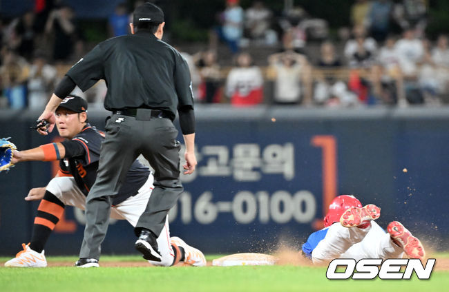 [OSEN=광주, 민경훈 기자] 6일 오후 광주-기아챔피언스필드에서 ‘2023 신한은행 SOL KBO리그’ KIA 타이거즈와 한화 이글스 경기가 열렸다.연장 12회말 1사 주자 1루 KIA 최형우 타석에서 1루 주자 김도영이 2루 도루에 성공하고 있다. 2023.08.06 / rumi@osen.co.kr