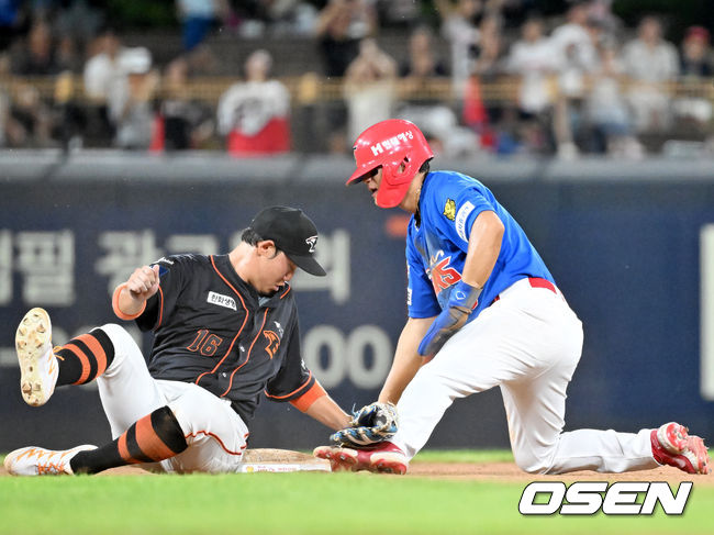[OSEN=광주, 민경훈 기자] 6일 오후 광주-기아챔피언스필드에서 ‘2023 신한은행 SOL KBO리그’ KIA 타이거즈와 한화 이글스 경기가 열렸다.연장 12회말 1사 주자 1루 KIA 최형우 타석에서 1루 주자 김도영이 2루 도루에 성공한 후 숨을 고르고 있다. 2023.08.06 / rumi@osen.co.kr