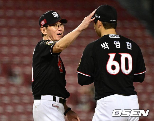 KT 이강철 감독이 마운드에 올라 박영현을 다독이고 있다. / OSEN DB
