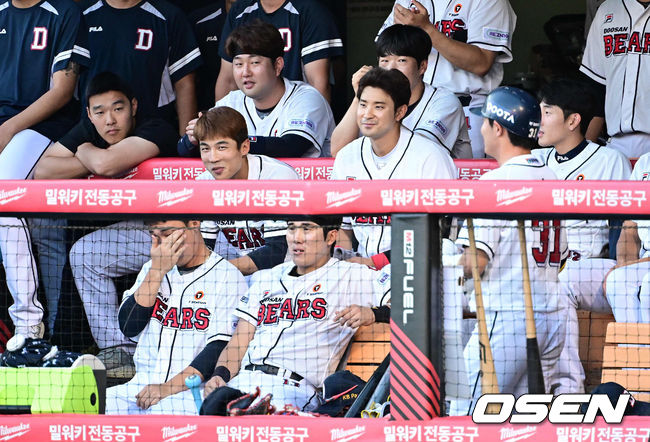 정수빈의 마수걸이포...동료들의 무관심[OSEN=지형준 기자]