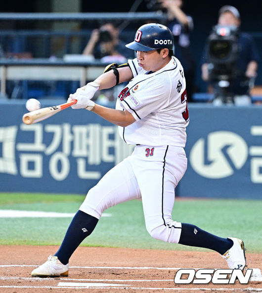 정수빈, 오른쪽 담장을 넘기는 리드오프 홈런[OSEN=지형준 기자]