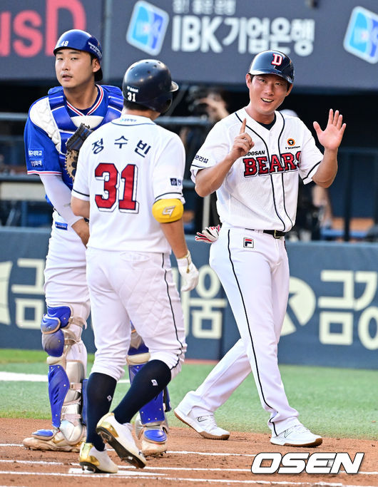 고영민 코치의 축하[OSEN=지형준 기자]