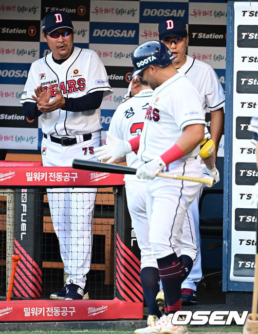 이승엽 감독, 김한수 수석코치의 축하[OSEN=지형준 기자]