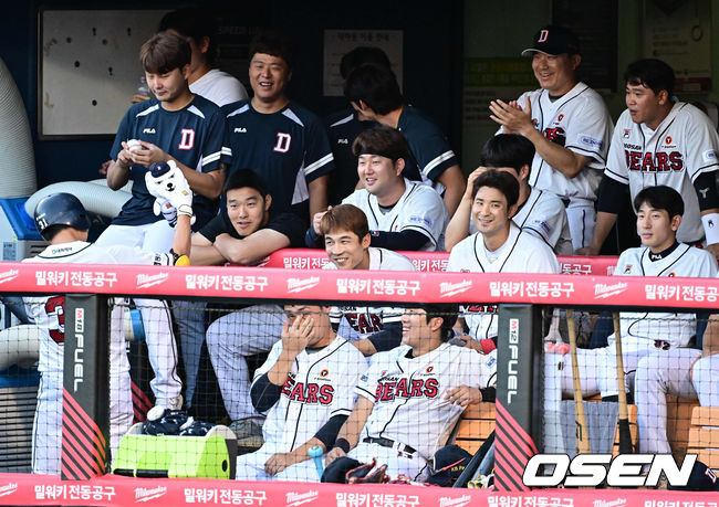 시선 외면, 웃음 참는 더그아웃[OSEN=지형준 기자]