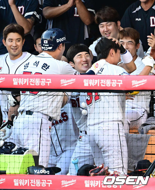 캡틴이자 동갑내기 허경민의 축하[OSEN=지형준 기자]