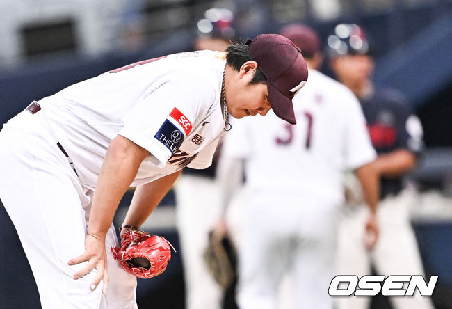 [OSEN=박준형 기자] 10일 오후 서울 고척스카이돔이에서 2023 신한은행 SOL KBO리그 키움 히어로즈와 롯데 자이언츠의 경기가 진행됐다. 2회초 2사 1,3루 키움 정찬헌이 롯데 윤동희에게 1타점 적시타를 허용한뒤 아쉬워하고 있다  2023.08.10  / soul1014@osen.co.kr
