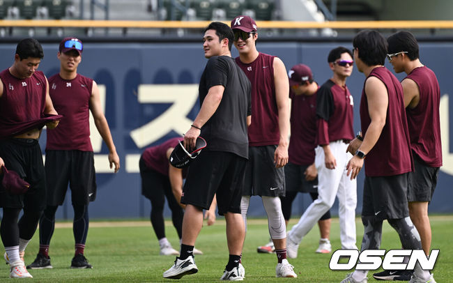 지난 1일 잠실구장. LG 최원태가 안우진을 비롯한 키움 선수단과 인사를 나누고 있다. / OSEN DB