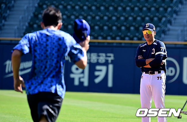 이승엽 감독을 향해 반갑게 달려오는 구자욱[OSEN=지형준 기자]