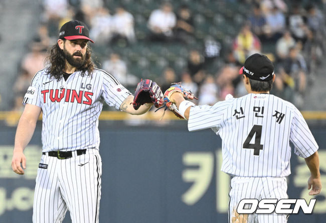 LG 투수 켈리가 호수비를 펼친 LG 2루수 신민재와 하이파이브를 하는 모습 / OSEN DB
