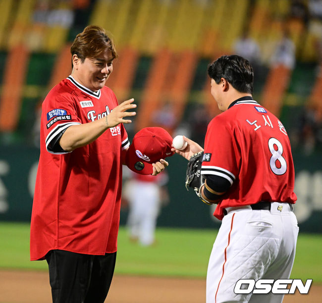 [OSEN=대전, 지형준 기자] KBO레전드 40인에 선정된 김태균이 시구 행사를 마치고 노시환과 인사를 나누고 있다. 2022.09.30 /jpnews@osen.co.kr