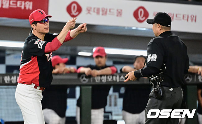 [OSEN=부산, 이석우 기자] 12일 부산 사직구장에서 2023 신한은행 SOL KBO리그 롯데 자이언츠와 KIA 타이거즈의 경기가 열렸다. KIA 타이거즈 김종국 감독이 6회초 무사 1,2루 한준수의 번트를 롯데 자이언츠 최영환이 고의로 잡았다 놓친것 아니냐며 심판에게 항의하고 있다. 2023.08.12 / foto0307@osen.co.kr