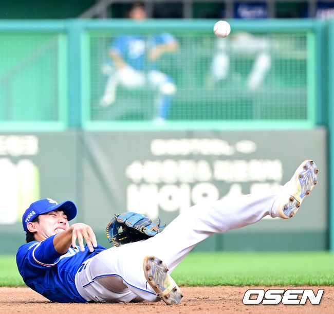 [OSEN=인천, 최규한 기자] 13일 오후 인천 SSG랜더스필드에서 ‘2023 신한은행 SOL KBO리그’ SSG 랜더스와 삼성 라이온즈의 경기가 열렸다.3회말 무사 2루 상황 SSG 최지훈의 직선타때 몸을 날려 타구를 잡아낸 삼성 유격수 이재현이 2루로 송구하고 있다. 이재현은 이후 부상으로 교체. 2023.08.13 / dreamer@osen.co.kr