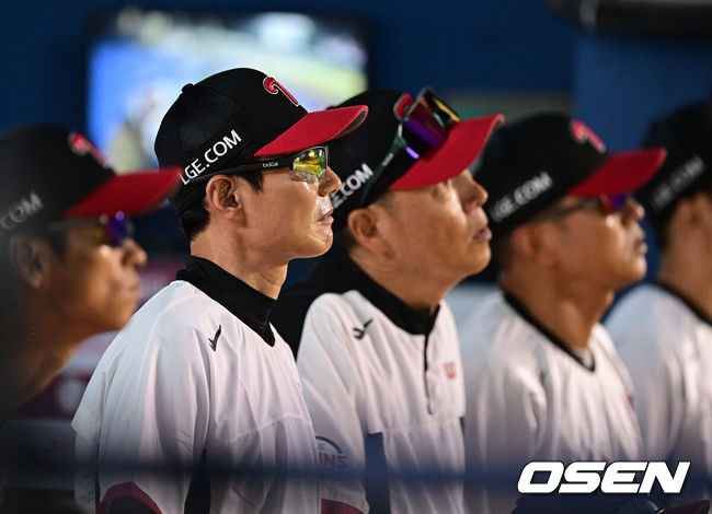 [OSEN=잠실, 지형준 기자] 13일 오후 서울 잠실야구장에서 ‘2023 신한은행 SOL KBO리그’ LG 트윈스와 키움 히어로즈의 경기가 열렸다. 8회초 LG 염경엽 감독을 비롯한 코칭스태프가 경기를 지켜보고 있다. 2023.08.13 /jpnews@osen.co.kr