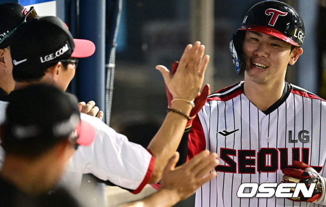 [OSEN=잠실, 지형준 기자] 13일 오후 서울 잠실야구장에서 ‘2023 신한은행 SOL KBO리그’ LG 트윈스와 키움 히어로즈의 경기가 열렸다. 8회말 무사에서 LG 홍창기가 솔로포를 날리며 염경엽 감독과 하이파이브를 하고 있다. 2023.08.13 /jpnews@osen.co.kr