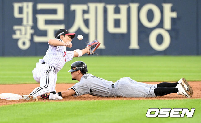 [OSEN=김성락 기자] 한화 이도윤이 2루 도루에 성공하고 있다. 2023.07.12 /ksl0919@osen.co.kr