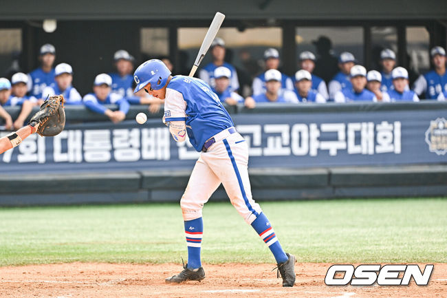 [OSEN=목동, 박준형 기자] 14일 오후 서울 목동야구장에서 제57회 대통령배 전국고교야구대회 결승전 군상상일고와 인천고의 경기가 진행됐다.6회말 1사 만루 군산상일고 박찬우가 몸에 인천고 정현우의 투구에 맞고 있다. 2023.08.14  / soul1014@osen.co.kr