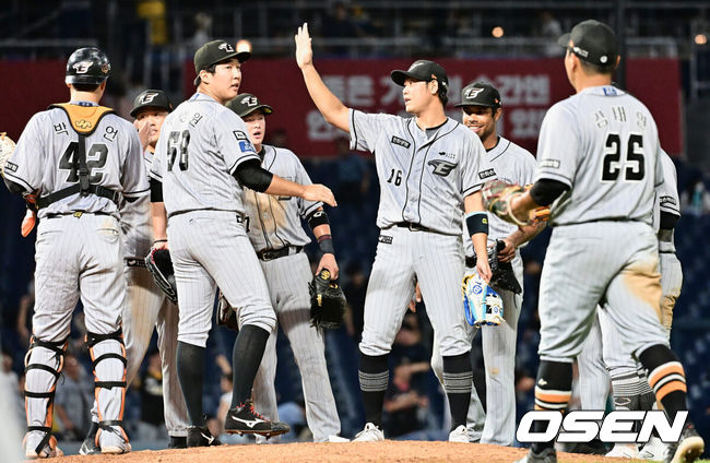 [OSEN=창원, 이석우 기자] 15일 창원 NC파크에서 2023 신한은행 SOL KBO리그 NC 다이노스와 한화 이글스의 경기가 열렸다. 한화 이글스 선수들이 연장 12회말 1사 1,2루 NC 다이노스 박건우를 3루 병살로 처리 실점위기를 넘기며 동점으로 경기를 끝내고 하이파이브를 하고 있다. 2023.08.15 / foto0307@osen.co.kr