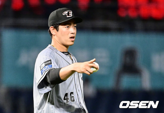 [OSEN=창원, 이석우 기자] 16일 창원 NC파크에서 2023 신한은행 SOL KBO리그 NC 다이노스와 한화 이글스의 경기가 열렸다. 한화 이글스 이태양이 오선진과 얘기를 하고 있다. 2023.08.16 / foto0307@osen.co.kr