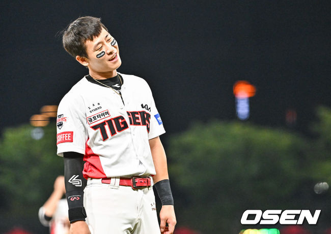 [OSEN=광주, 박준형 기자] 7회말 이닝종료후 사이클링 히트를 놓친 KIA 박찬호가 아쉬워하고 있다. 2023.08.16  / soul1014@osen.co.kr