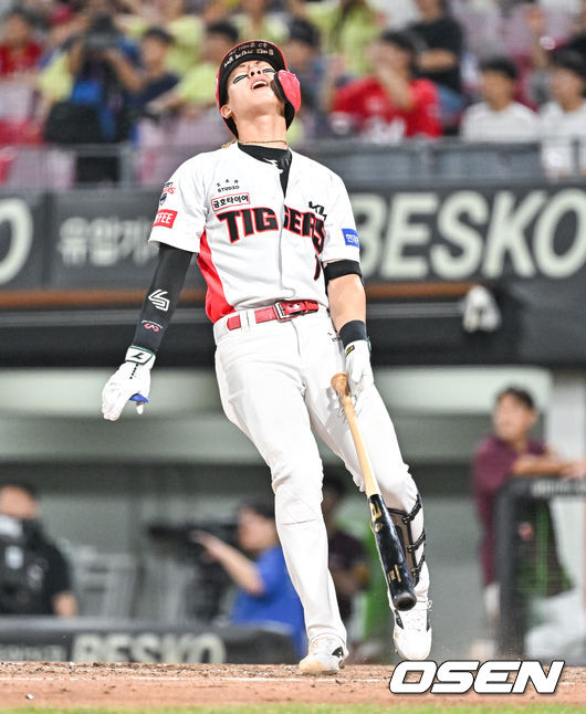 [OSEN=광주, 박준형 기자] 7회말 2사 1,3루 사이클링 히트에 홈런 하나만 남겨놨던 KIA 박찬호가 1타점 적시타를 날린뒤 아쉬워하고 있다. 2023.08.16  / soul1014@osen.co.kr