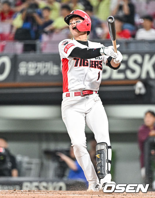 [OSEN=광주, 박준형 기자] 7회말 2사 1,3루 사이클링 히트에 홈런 하나만 남겨놨던 KIA 박찬호가 1타점 적시타를 날린뒤 아쉬워하고 있다. 2023.08.16  / soul1014@osen.co.kr