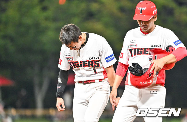 [OSEN=광주, 박준형 기자] 7회말 이닝종료 후 사이클링 히트를 놓친 박찬호가 아쉬워하고 있다. 2023.08.16  / soul1014@osen.co.kr