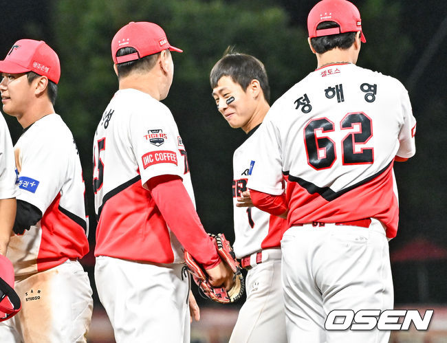 [OSEN=광주, 박준형 기자]  경기종료 후 KIA 선수들이 승리의 기쁨을 나누고 있다.  2023.08.16  / soul1014@osen.co.kr