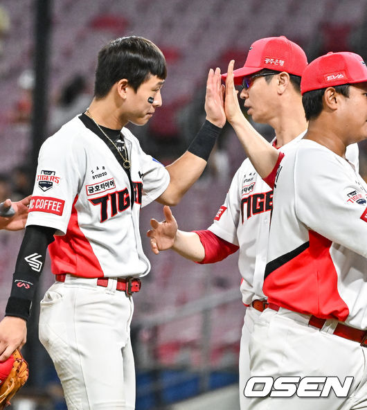 [OSEN=광주, 박준형 기자]경기종료 후 KIA 김종국 감독이 박찬호와 하이파이브를 하고 있다.  2023.08.16  / soul1014@osen.co.kr
