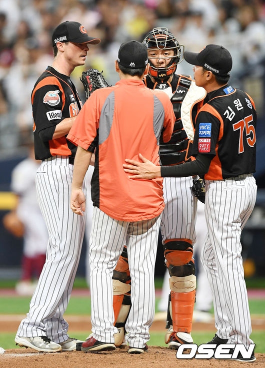 롯데 시절 브룩스 레일리와 김원형 당시 코치 /OSEN DB