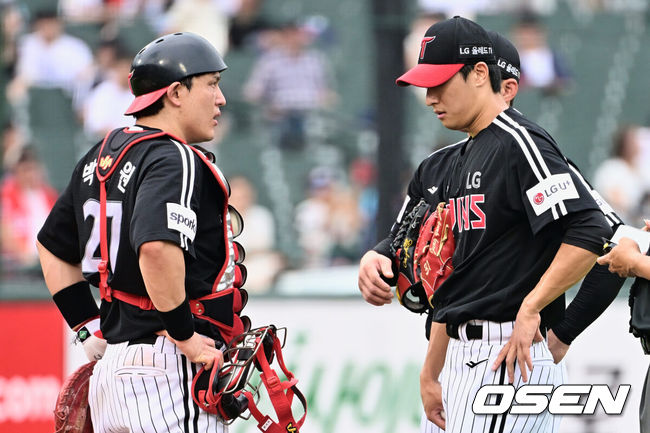 LG 트윈스 이정용(오른쪽)과 박동원 / OSEN DB
